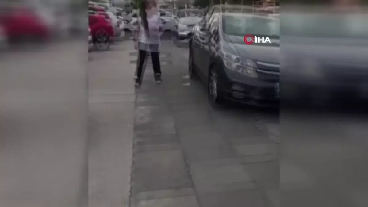 Otoparktan çıkışını engelleyen otomobile yumurta fırlatıp aracıyla çarptı