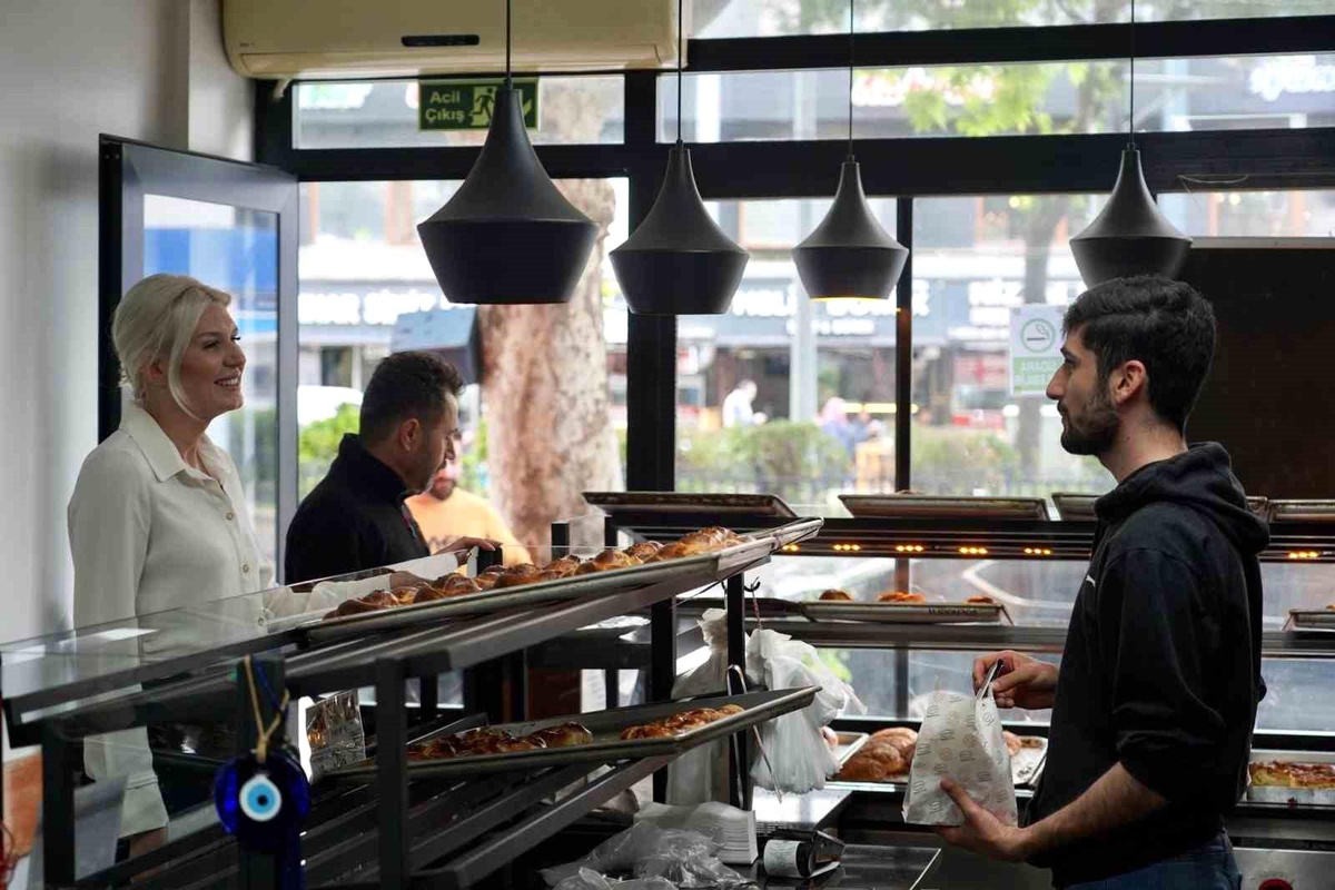 Bilecik Belediye Başkanı Melek Mızrak Subaşı, esnaf ve vatandaşları ziyaret etti