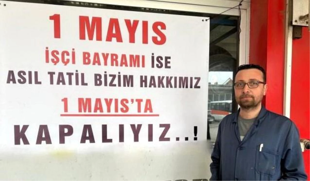 Sinop\'ta bir esnaf, 1 Mayıs Emek ve Dayanışma Günü\'ne dikkat çekmek için işletmesine pankart astı