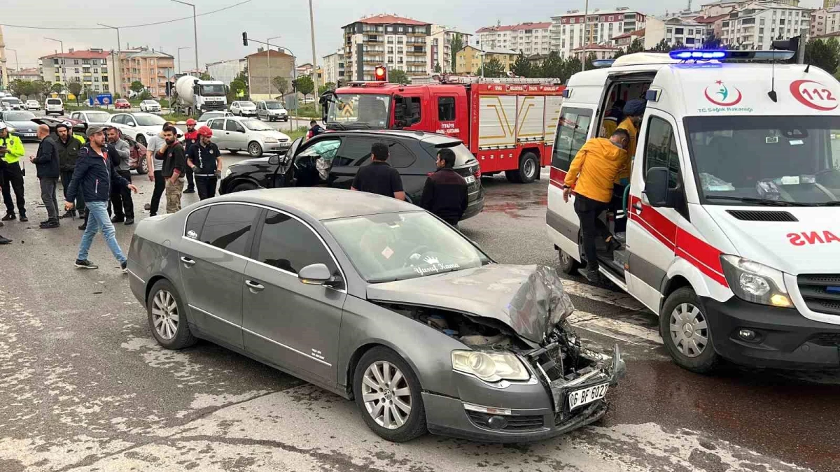 Sivas\'ta üç aracın karıştığı trafik kazasında 3 kişi yaralandı