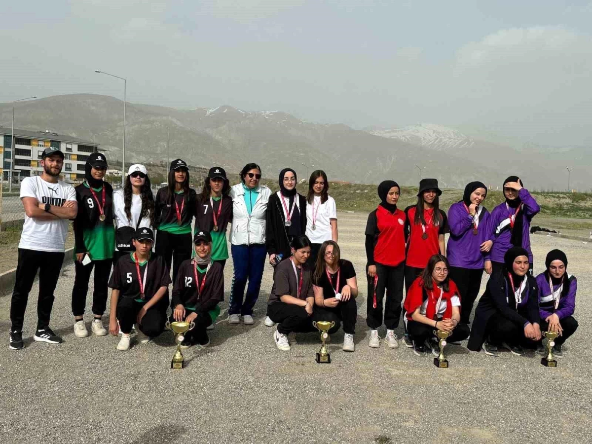 Erzincan\'da düzenlenen Okullararası Bocce Müsabakalarında Tercan Anadolu Lisesi kızları il birincisi oldu