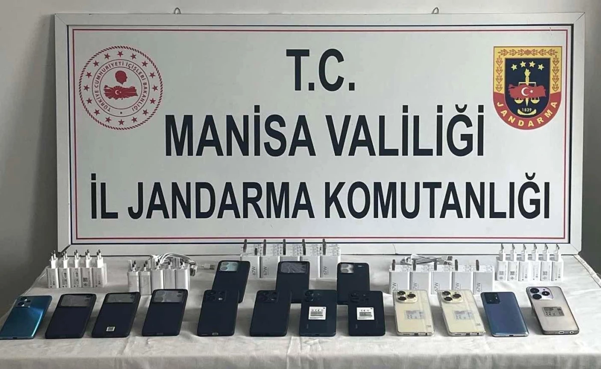 Turgutlu\'da Gümrük Kaçağı Cep Telefonları Ele Geçirildi