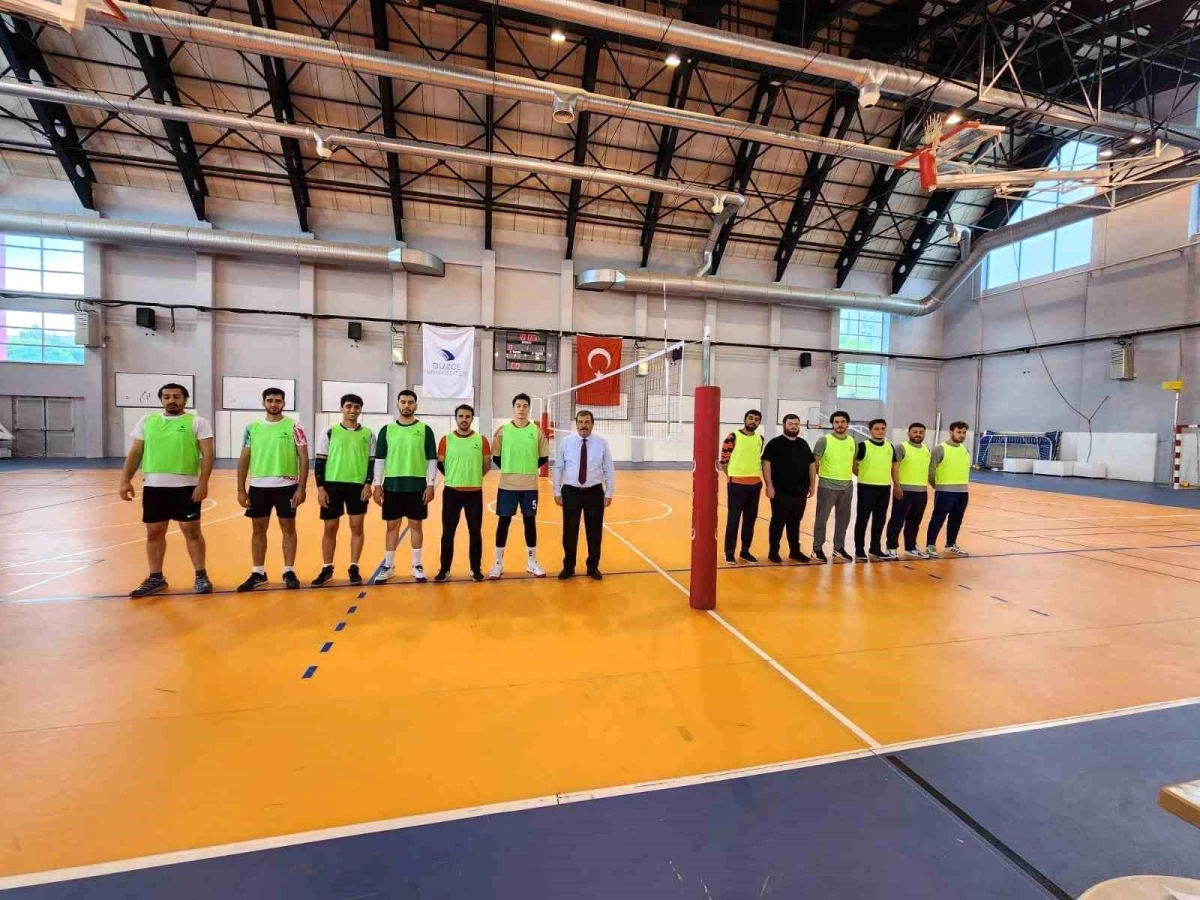 DÜFest 2024 Birimler Arası Voleybol Turnuvası Düzce Üniversitesi\'nde Başladı