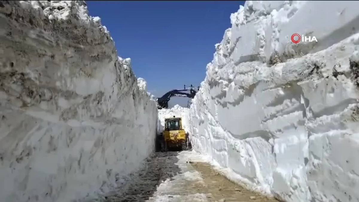 Yüksekova\'da 6 metrelik kar tünelleri