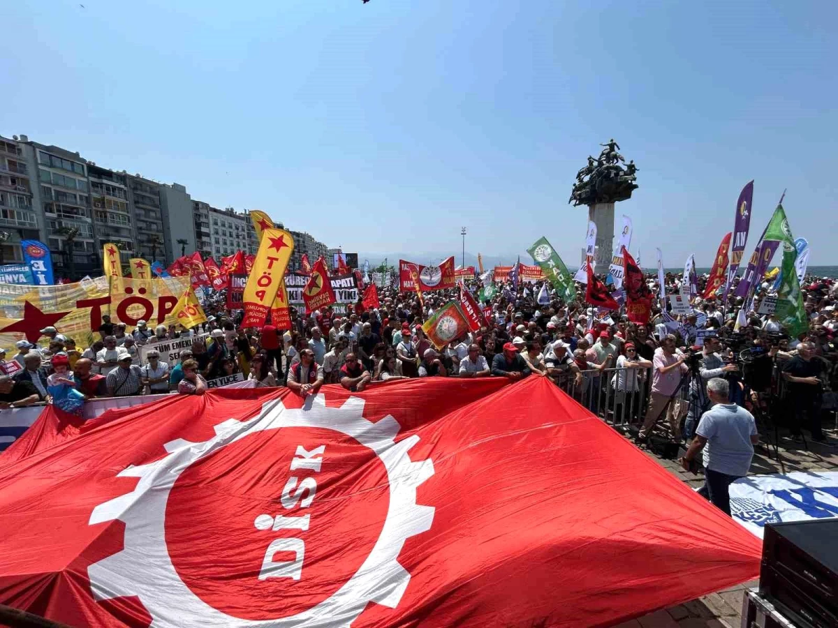İzmir\'de 1 Mayıs kutlamaları yoğun katılımla gerçekleşti