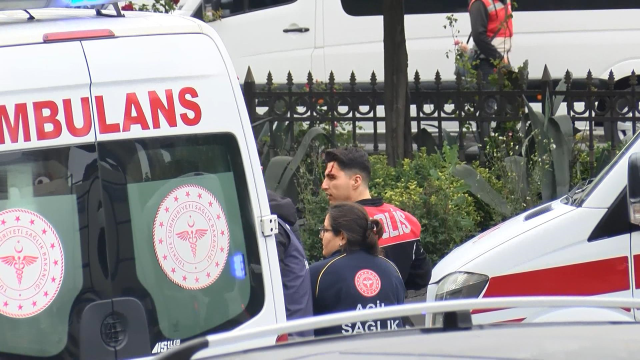 1 Mayıs'ta Saraçhane Meydanı'nda Polis ve Gruplar Arasında Gerginlik: Çok Sayıda Polis Yaralandı