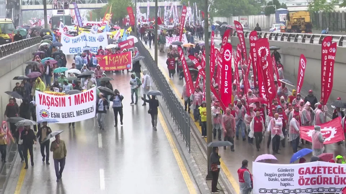 Ankara\'da binlerce kişi 1 Mayıs\'ı yoğun yağmur altında kutladı