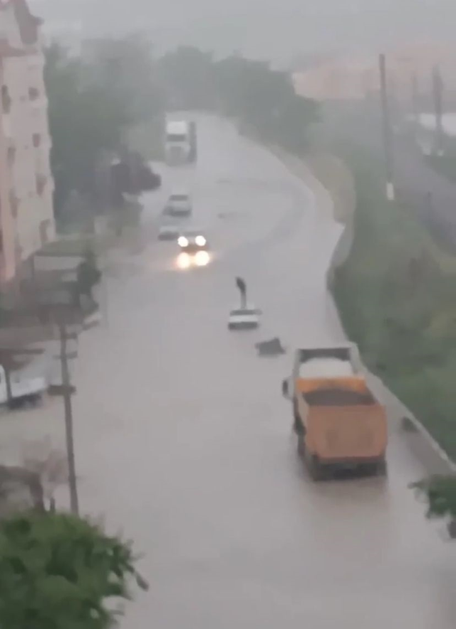 Ankara'da sağanak yağış etkili oldu, sokaklar göle döndü