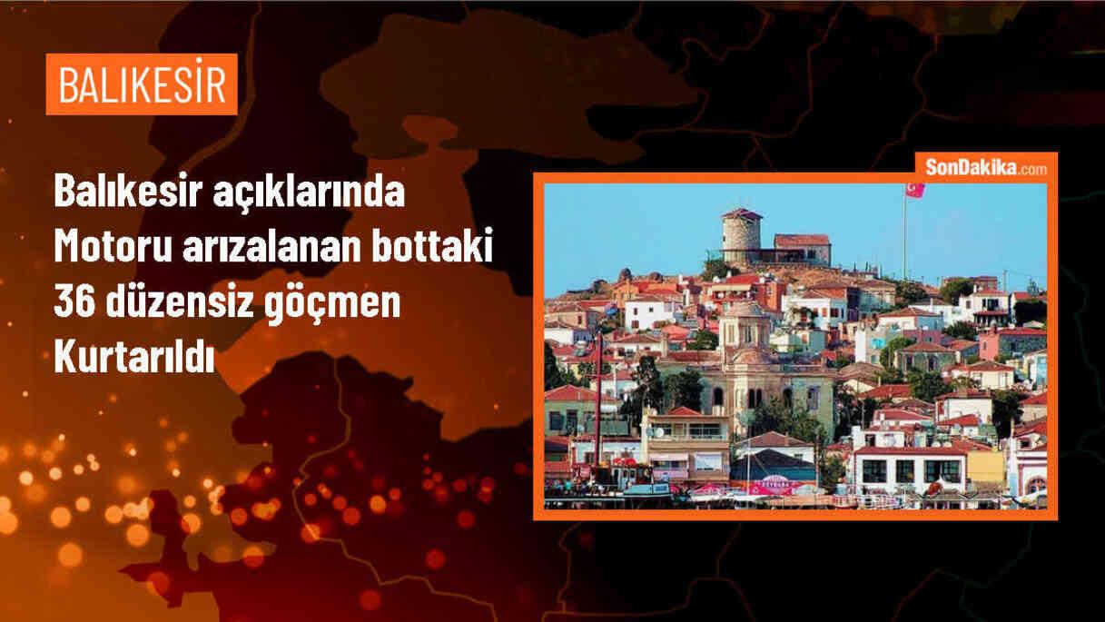 Balıkesir Ayvalık açıklarında motoru arızalanan botla sürüklenen 14\'ü çocuk 36 düzensiz göçmen kurtarıldı