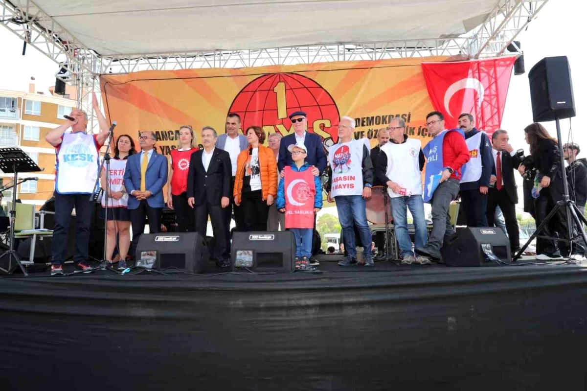 Odunpazarı Belediye Başkanı Kazım Kurt, 1 Mayıs İşçi Bayramı kutlamalarında işçi ve emekçilerin gününü kutladı