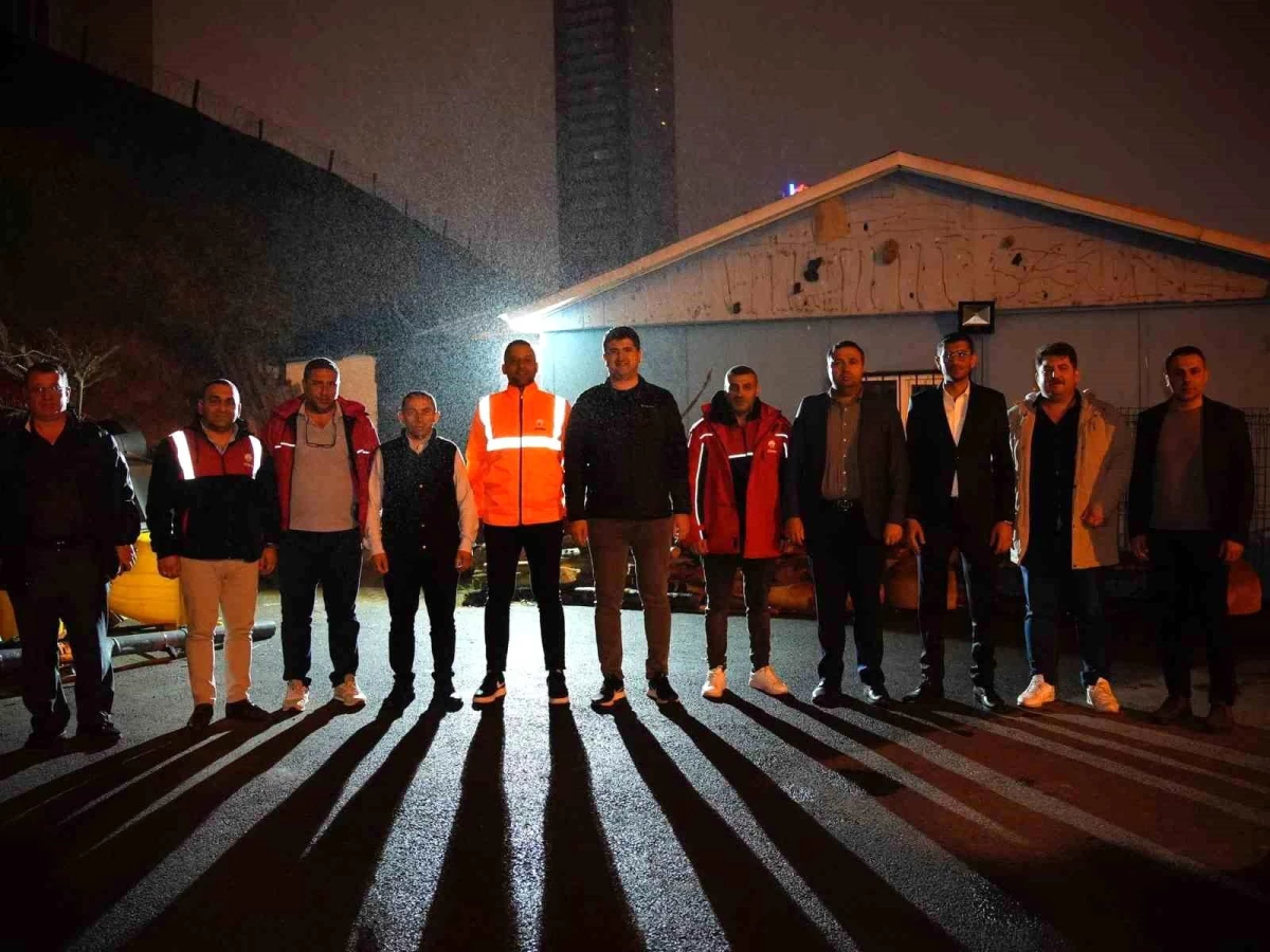 Ataşehir Belediye Başkanı Onursal Adıgüzel, gece mesaisinde çalışanları ziyaret etti