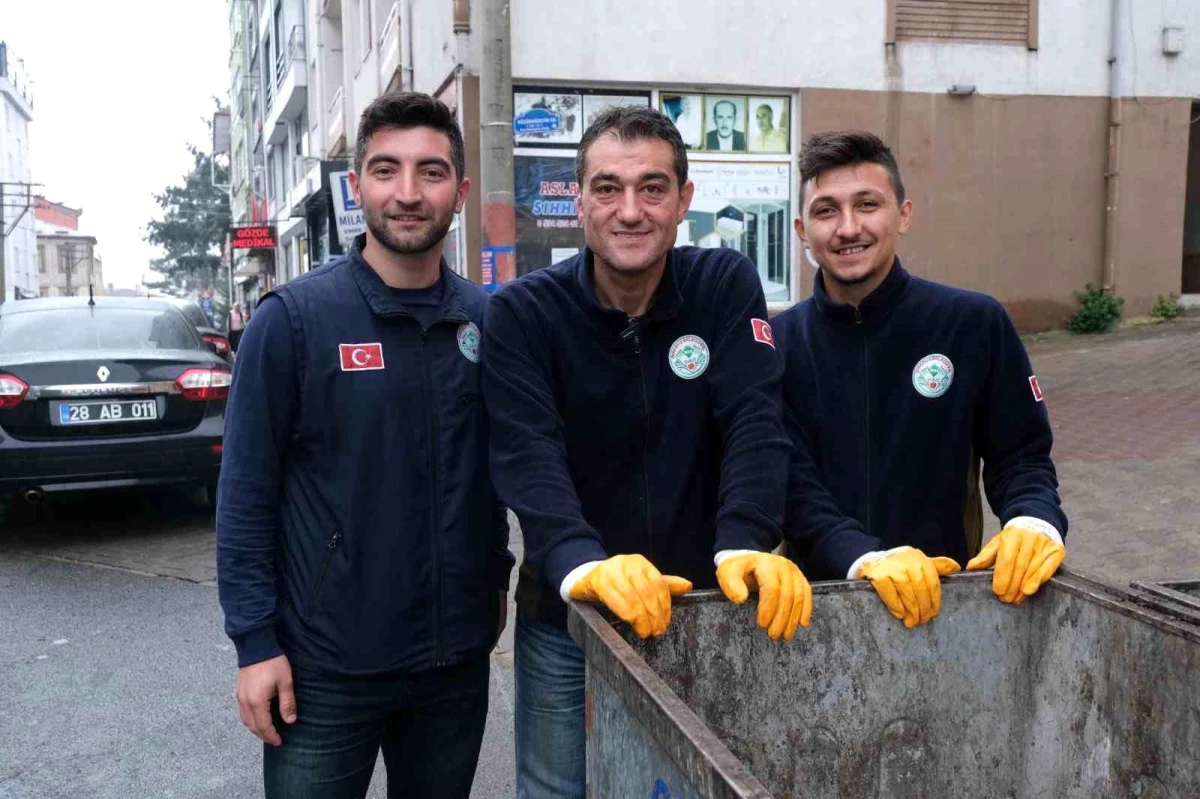 Giresun Belediye Başkanı Fuat Köse, temizlik işçileriyle birlikte çalıştı