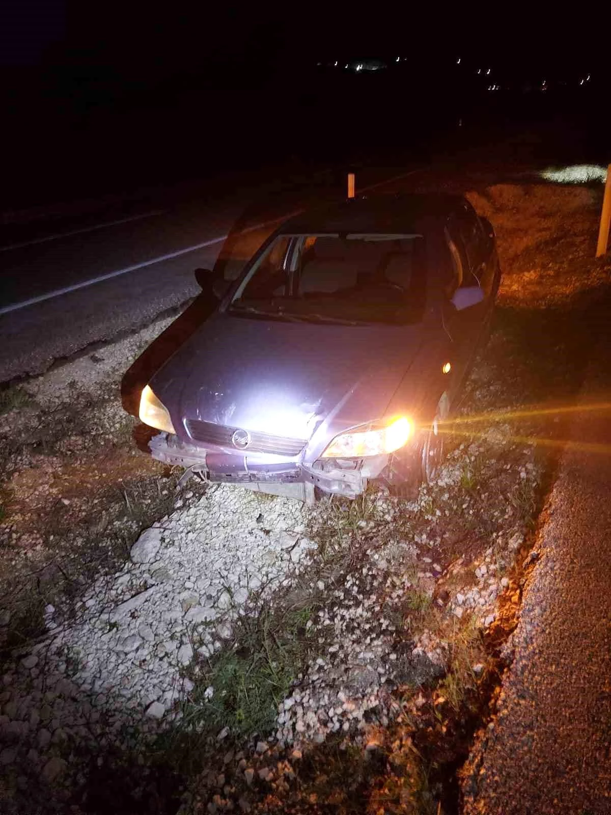 Burdur-Fethiye Karayolunda Kaza: Otomobil Refüje Düştü