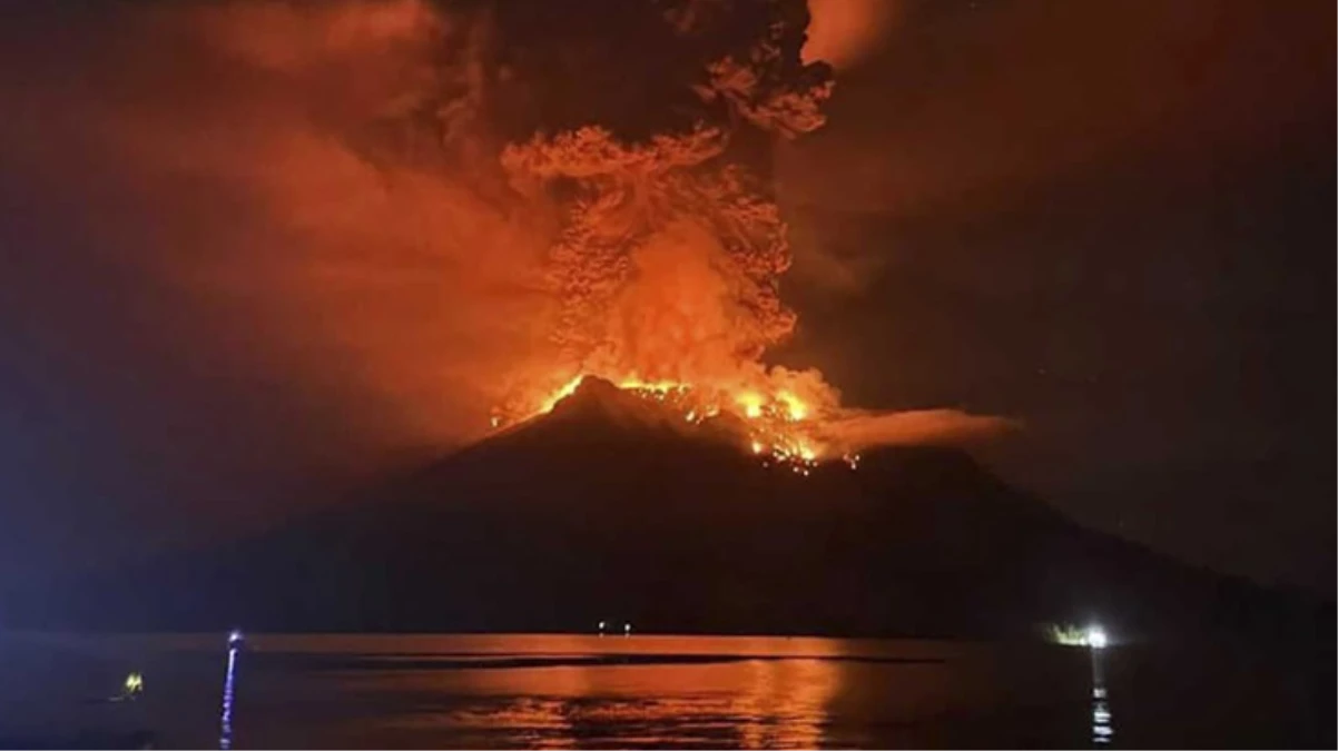 Endonezya\'da yanardağ felaketi büyüyor, küller komşu ülkeye ulaştı