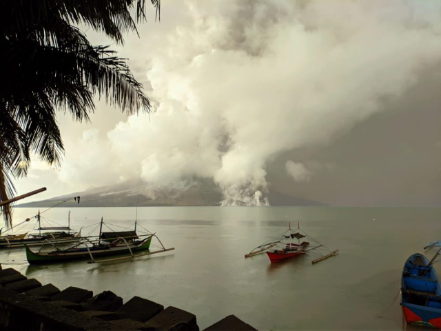 Endonezya'da yanardağ patladı, küller komşu ülkeye ilerliyor