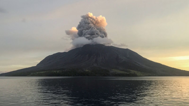 Endonezya'da yanardağ patladı, küller komşu ülkeye ilerliyor