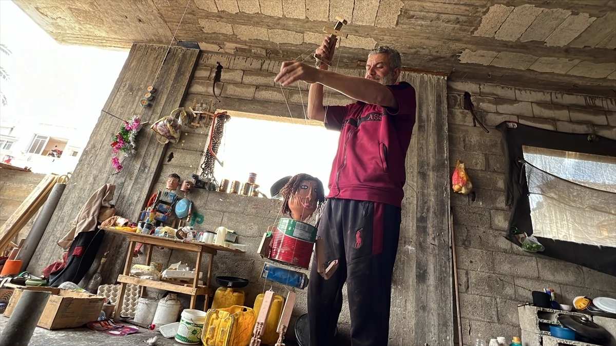 Filistinli Kukla Ustası, İsrail Saldırılarından Kaçarak Sanatını Yaşatıyor