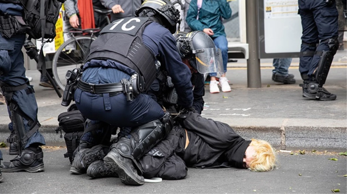 Paris\'teki 1 Mayıs Gösterilerinde Polis Eylemcilere Copla Müdahale Etti