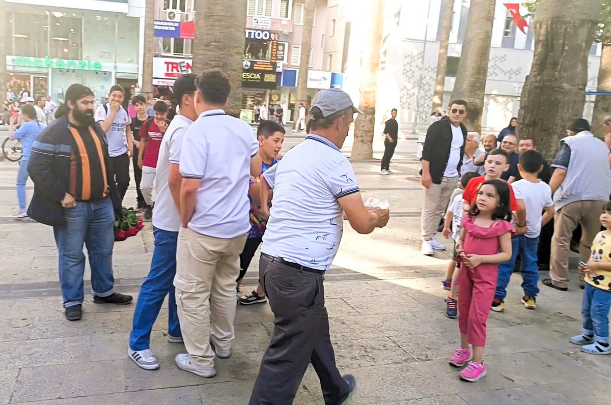 Denizli\'de Hem Oynayıp Hem Para Dağıtan Vatandaş Görenleri Şaşırttı