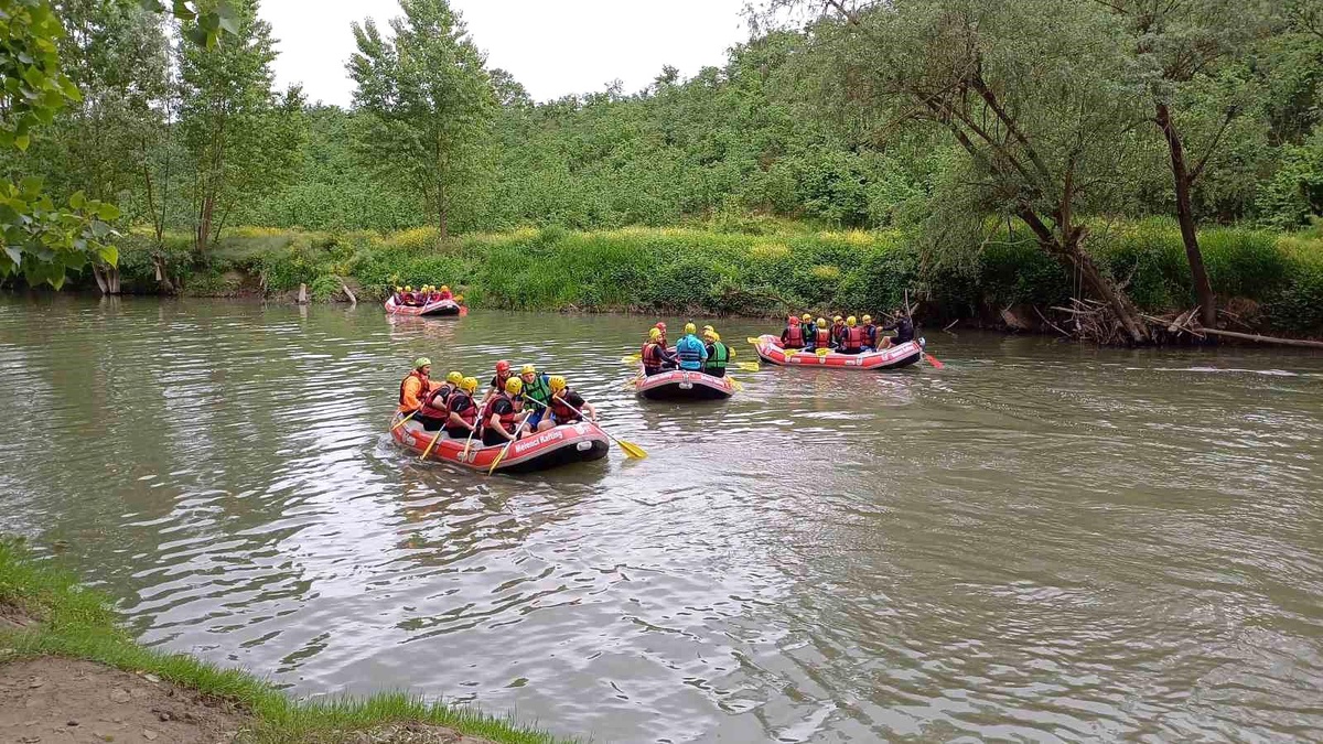 Düzce Belediyesi Personeline 1 Mayıs\'ta Rafting Etkinliği