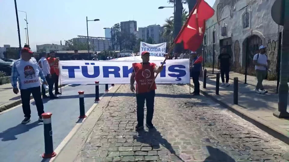 İzmir\'de binlerce emekçi 1 Mayıs İşçi Bayramı\'nı kutladı