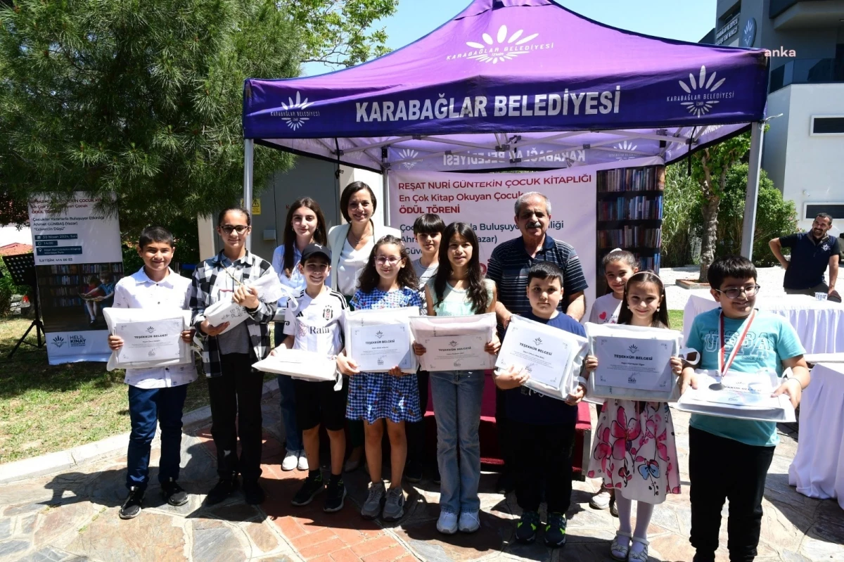 Karabağlar Belediye Başkanı Helil Kınay, En Çok Kitap Okuyan Çocuk Ödül Töreni\'ne katıldı