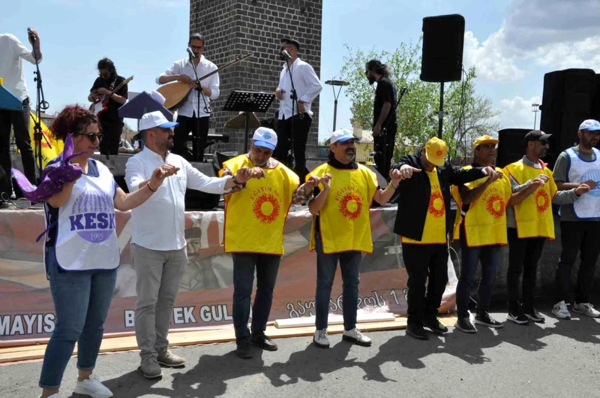 Kars\'ta 1 Mayıs İşçi Bayramı Davullu Zurnalı Halaylarla Kutlandı