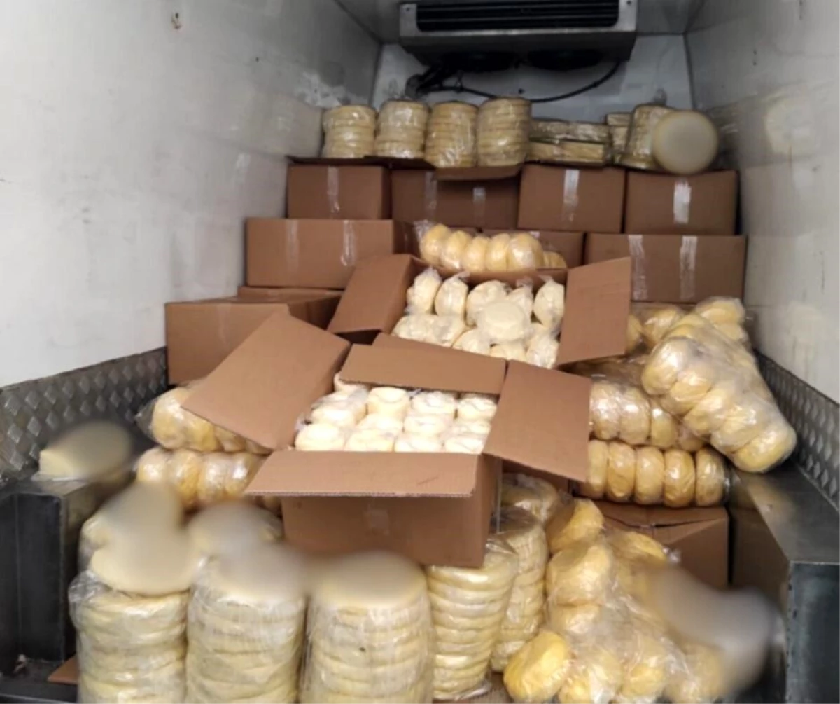 Kars\'ta Emniyet ve Tarım ve Orman Müdürlüğü ekipleri, merdiven altında üretilen yağ ve peyniri ele geçirdi