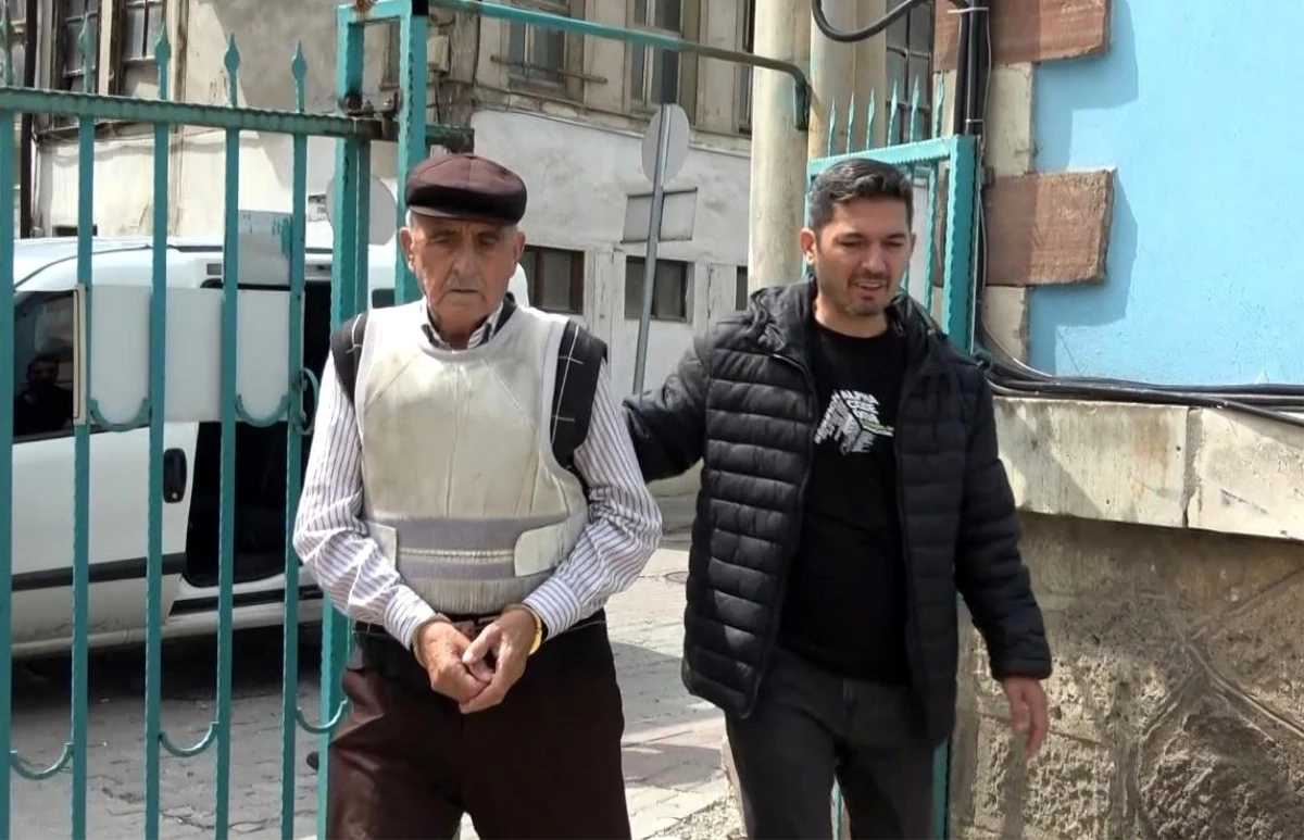Kütahya\'da Pompalı Tüfekle Berber Dükkanı Baskını: 80 Yaşındaki Zanlı Adliyeye Sevk Edildi