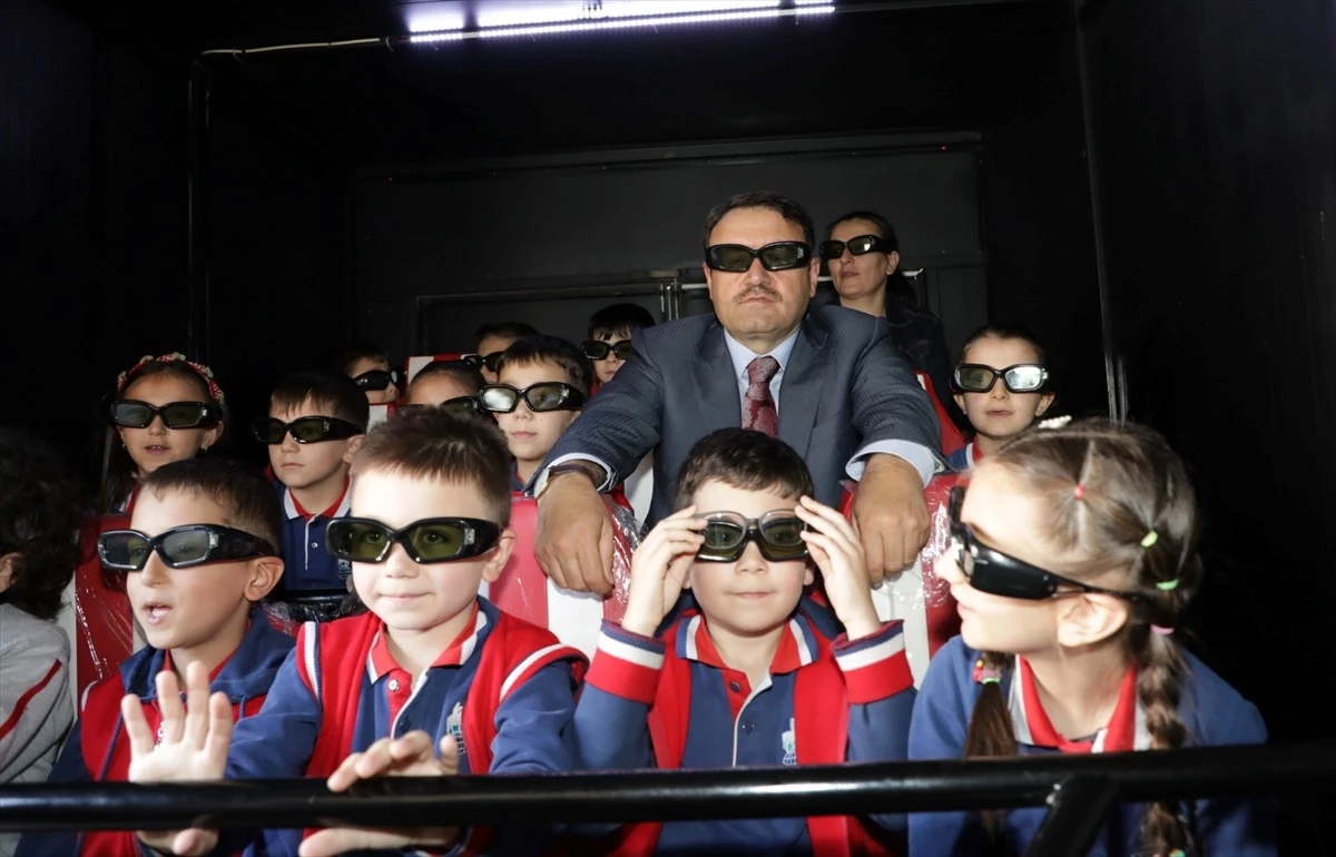 Kütahya Valisi Musa Işın, öğrencilerle 10D sinema etkinliğinde buluştu
