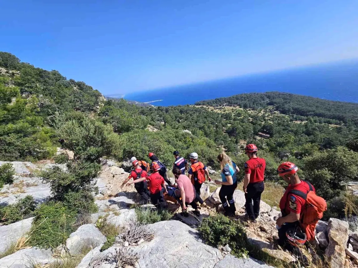 Muğla\'da Yaralı Turist Uzun Bir Yürüyüş Sonrası Kurtarıldı