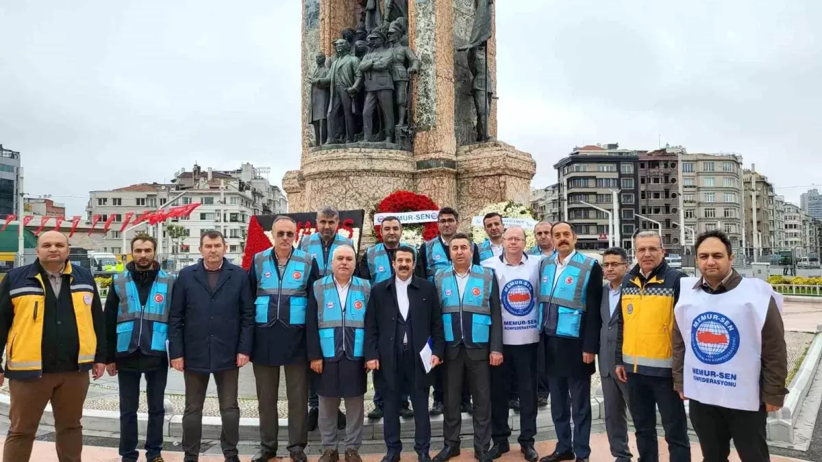 Memur-Sen 1 Mayıs Emek ve Dayanışma Günü\'nde Taksim Meydanı\'na çelenk bıraktı