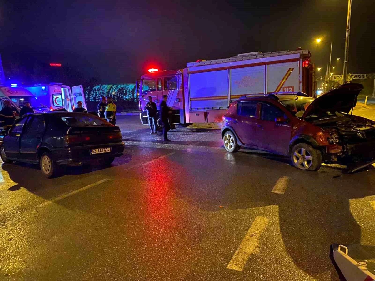 Ünye\'de 2 otomobilin karıştığı trafik kazasında 5 kişi yaralandı