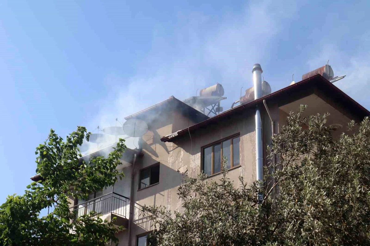Muğla\'da 5 Katlı Binanın Çatı Katında Yangın Çıktı