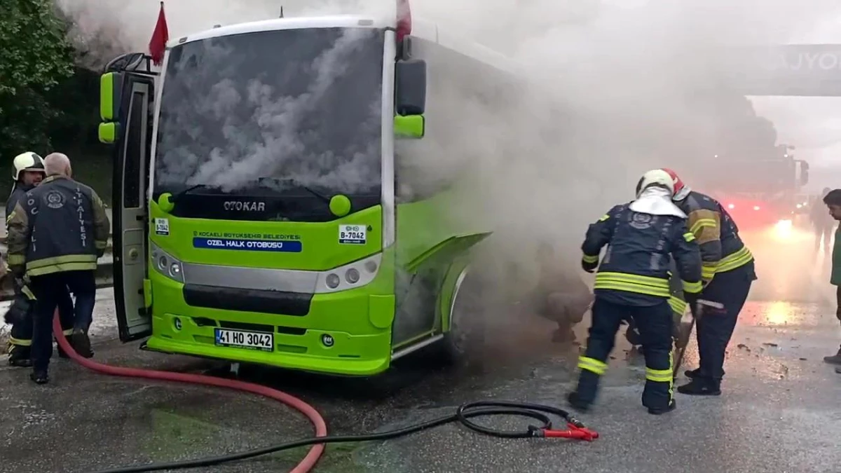 İzmit\'te seyir halindeki özel halk otobüsünden dumanlar yükseldi