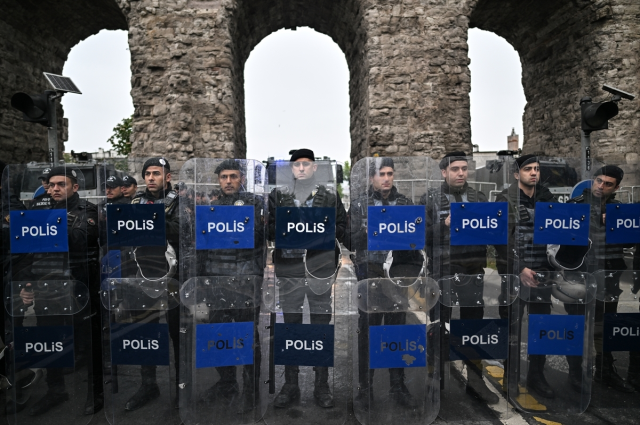 Özgür Özel ve Ekrem İmamoğlu, Saraçhane'de! DİSK ile beraber Taksim'e yürüyor