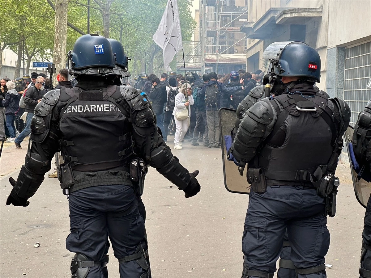 Paris\'teki 1 Mayıs Gösterilerinde Polis Müdahalesi
