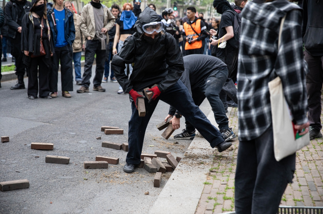 Paris'teki 1 Mayıs Gösterilerinde Polis Müdahalesi