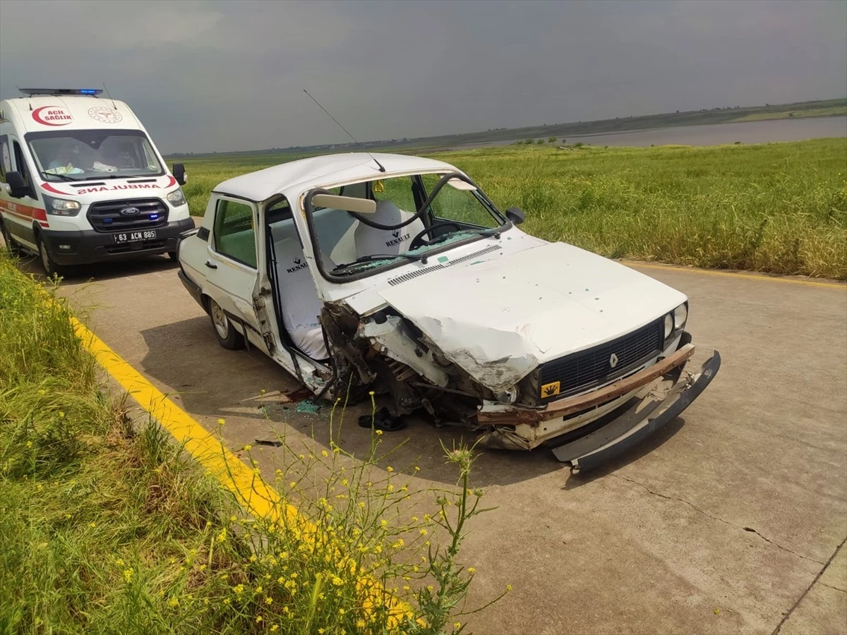 Şanlıurfa Siverek\'te Otomobil ve Hafif Ticari Araç Çarpıştı: 3 Yaralı