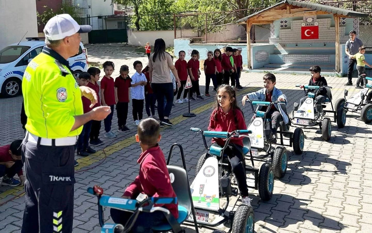 Kütahya\'da İlk ve Ortaokul Öğrencilerine Trafik Eğitimi Verildi