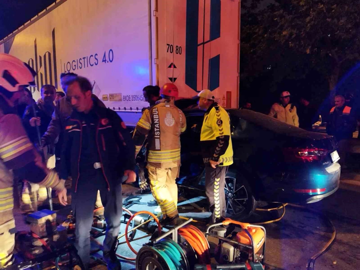 İstanbul Pendik\'te otomobil tırın dorsesine saplandı: 1 kişi ağır yaralandı