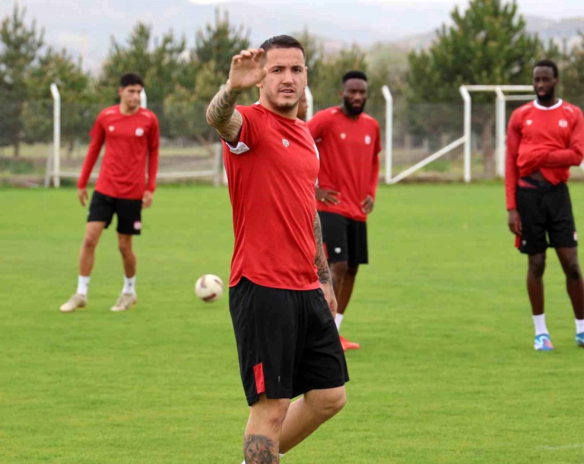 Sivasspor\'da sakatlığını atlatan golcü futbolcu Rey Manaj antrenmana katıldı