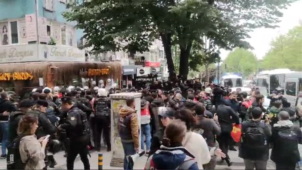 Taksim Meydanı\'na yürümek isteyen gruba polis müdahale etti, 30 kişi gözaltına alındı