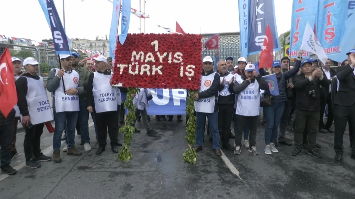 TÜRK-İŞ ve Sendikalar 1 Mayıs\'ta Taksim\'e Çelenk Koydu