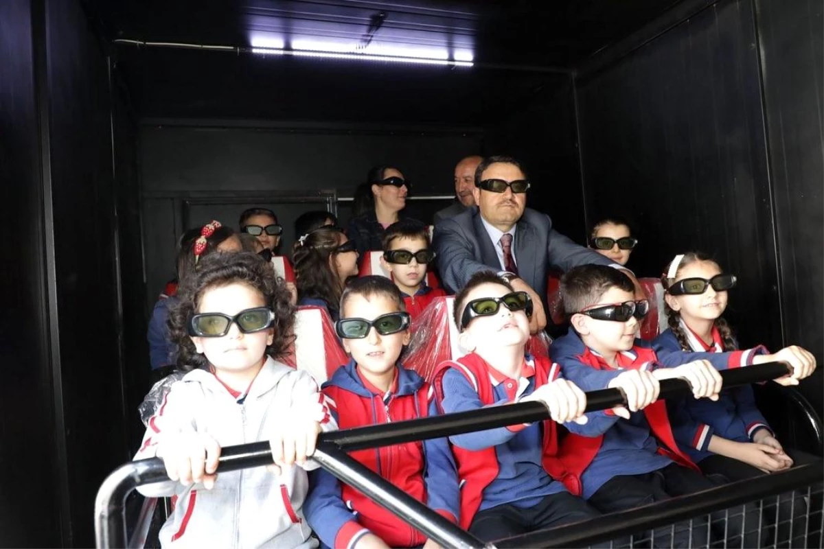 Kütahya Valisi Musa Işın, çocukların 10D sinema keyfine ortak oldu