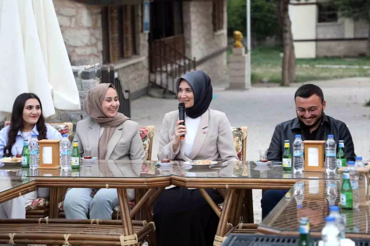 Afyonkarahisar Valisi Üniversite Öğrencileriyle Tarihi Frig Vadisi Hakkında Görüştü