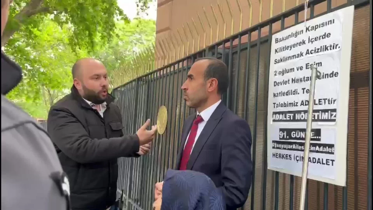 Şenyaşar ailesinin Adalet Nöbeti\'nde pankart tartışması