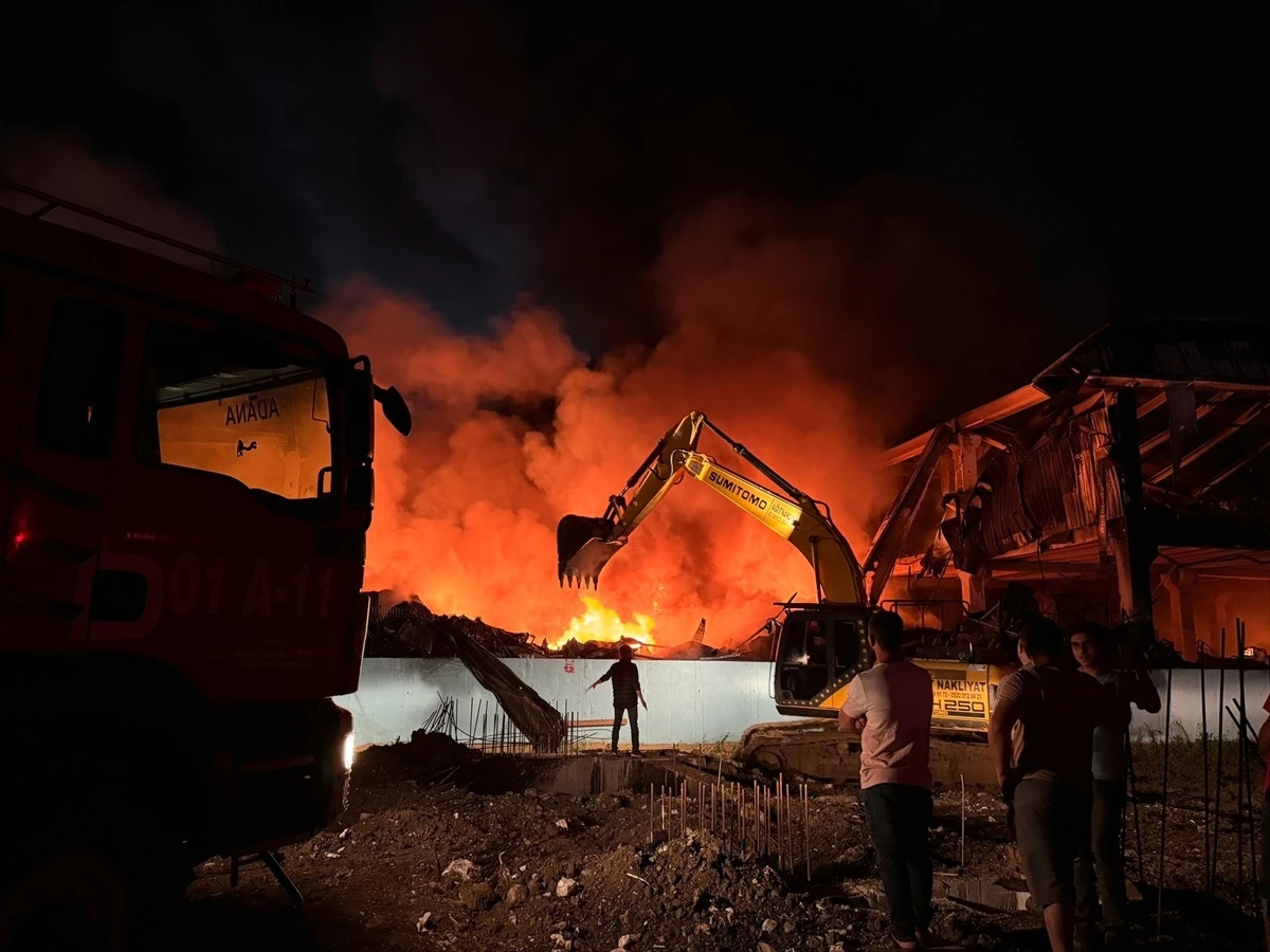 Adana\'da motosiklet üretim tesisinde çıkan yangın söndürülüyor