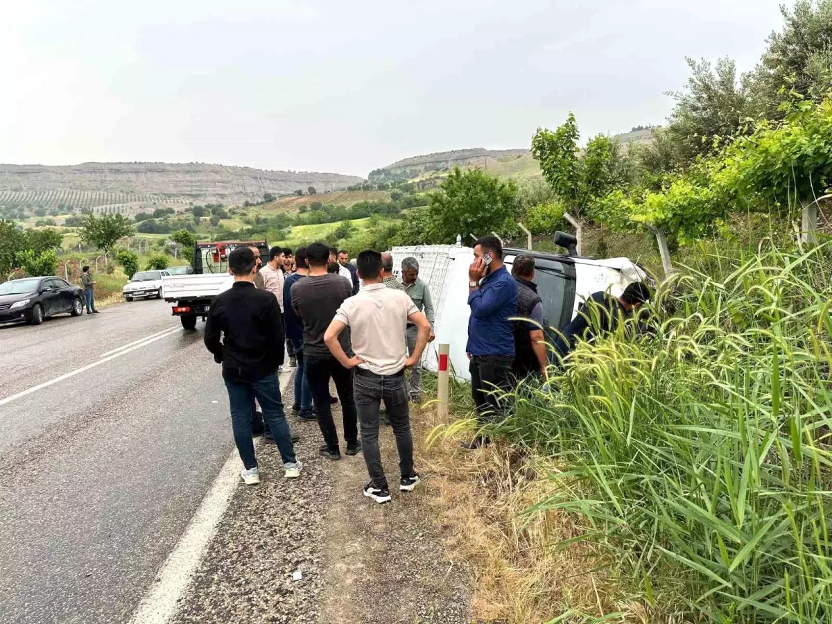 Adıyaman\'ın Kahta ilçesinde yolcu minibüsü kaza yaptı, 14 kişi yaralandı