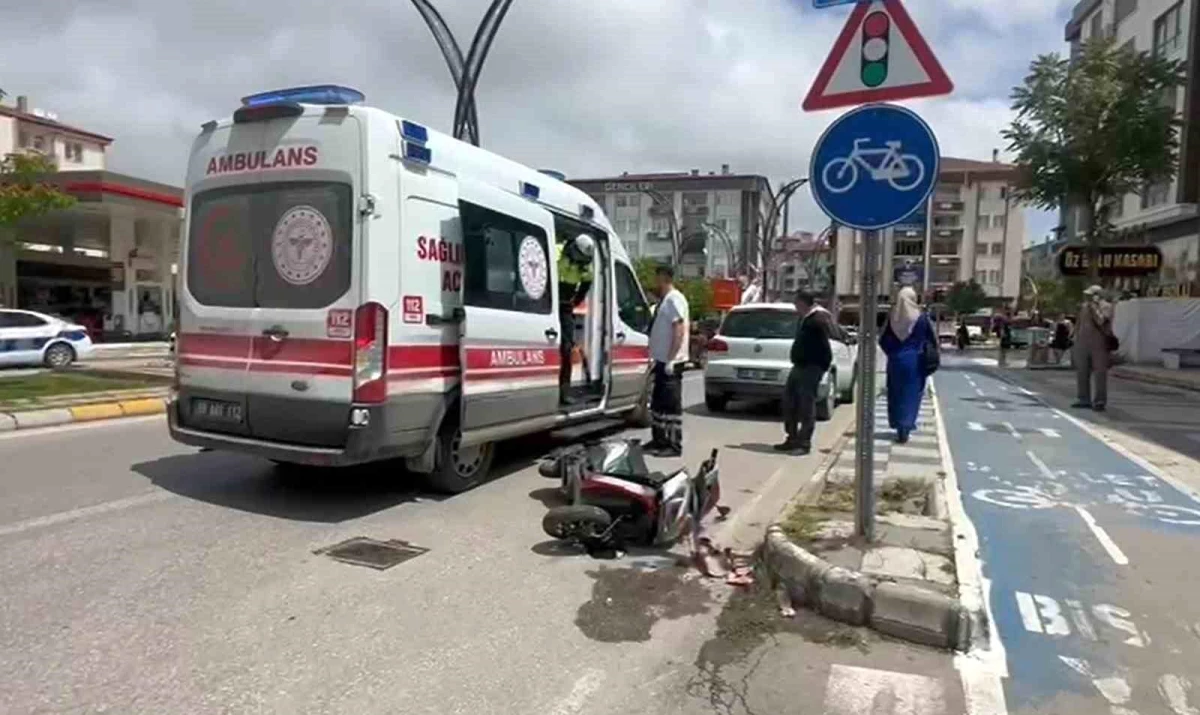 Aksaray\'da kamyonete çarpmamak için manevra yapan genç motosiklet sürücüsü yaralandı
